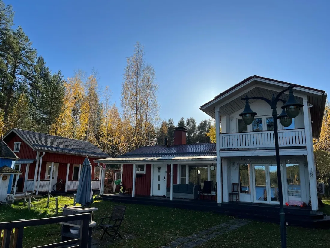 Villa Purnukan sivu: rantasauna ja laituri Kallaveden rannalla.